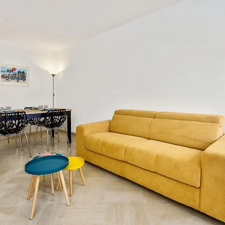 شقة Splendide 2 Pieces Vue Jardin, Calme, Plein Centre *