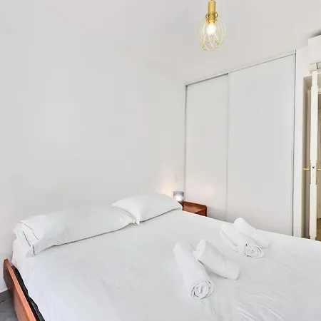 Splendide 2 Pieces Vue Jardin, Calme, Plein Centre Apartment